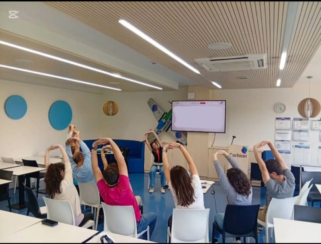 Imatges de la sessió associada a la prevenció i gestió de l'estrès organitzada per feliciCat.