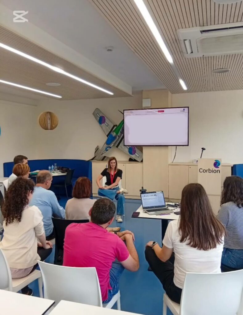 Imatges de la sessió associada a la prevenció i gestió de l'estrès organitzada per feliciCat.