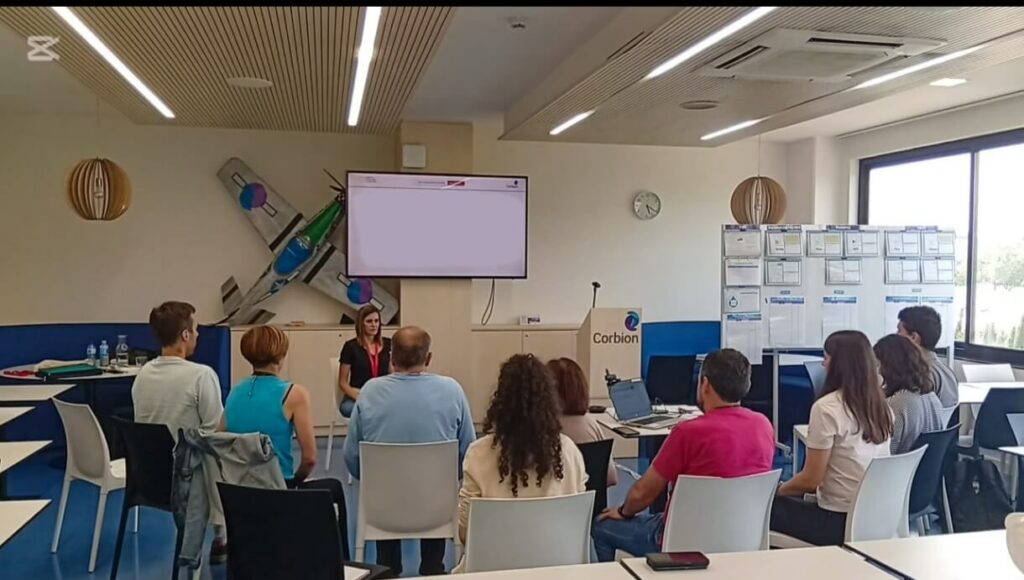 Imatges de la sessió associada a la prevenció i gestió de l'estrès organitzada per feliciCat.