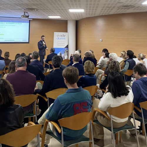 Foto D'un Facilitador De Felicicat Impartint Un Taller O Un Discurs En Una Sala Plena De Gent.