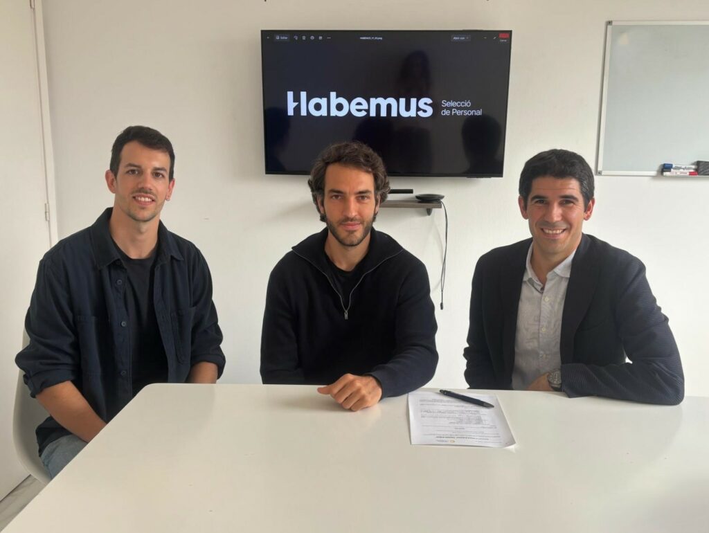 Fotografia de la firma del conveni entre Habemus Consulting i FeliciCat