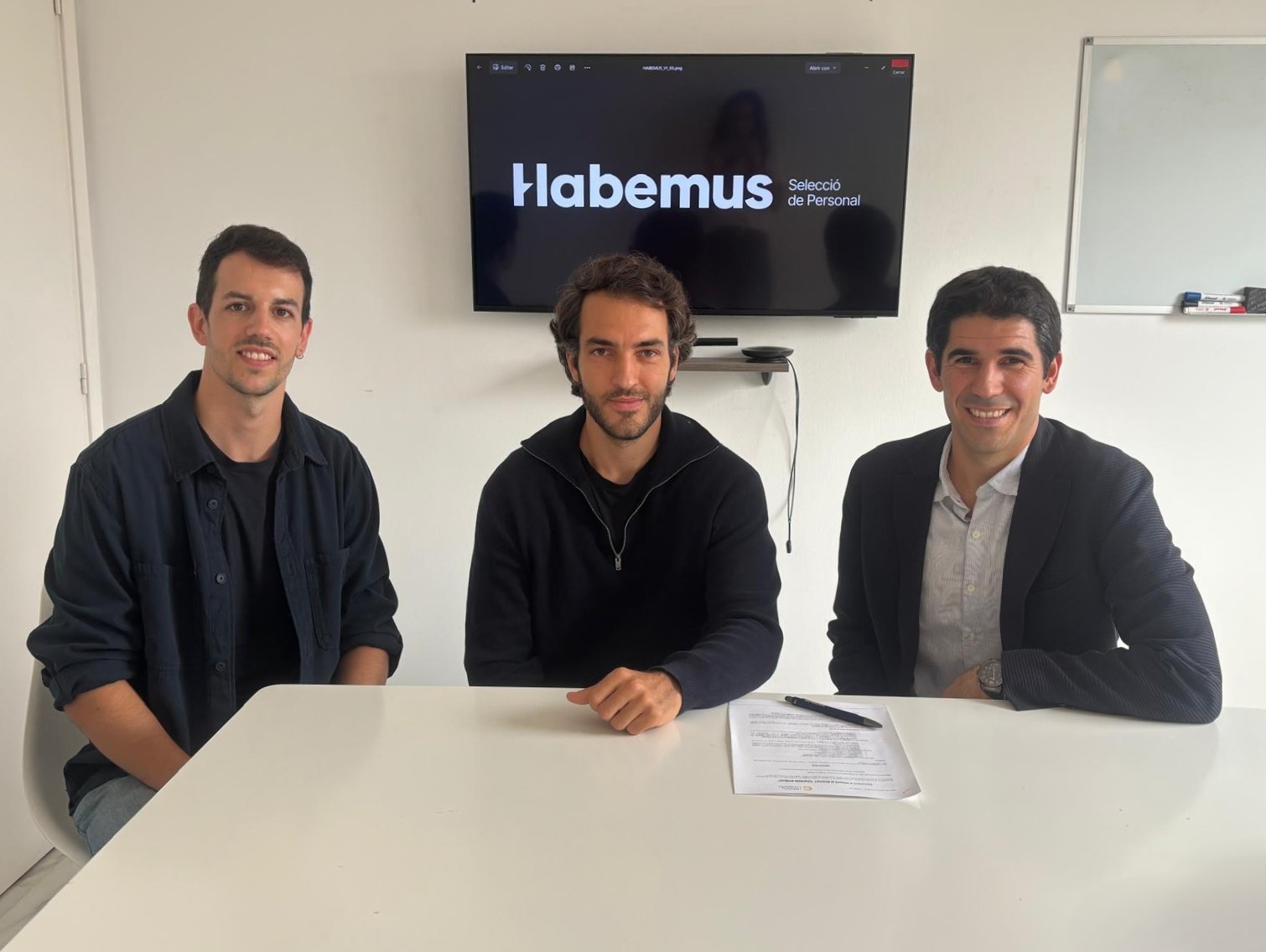 Fotografia de la firma del conveni entre Habemus Consulting i FeliciCat